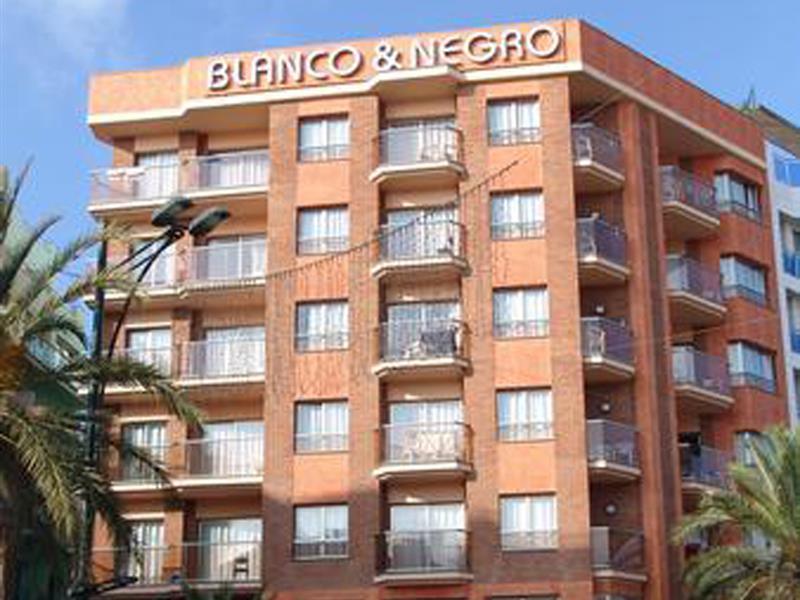 Blanco Y Negro Apartments Lloret de Mar Bagian luar foto