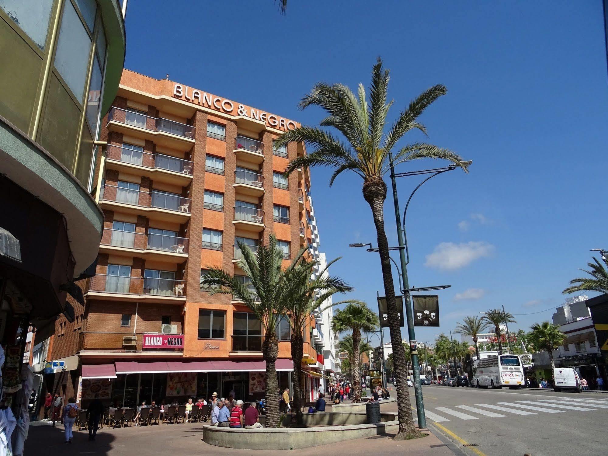 Blanco Y Negro Apartments Lloret de Mar Bagian luar foto