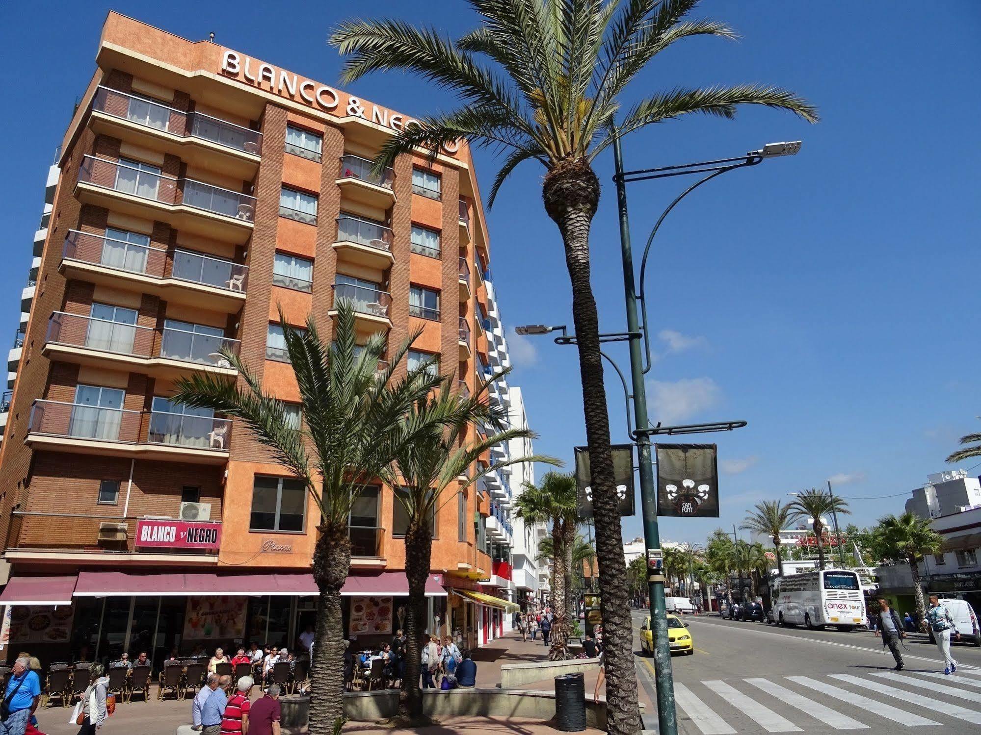 Blanco Y Negro Apartments Lloret de Mar Bagian luar foto