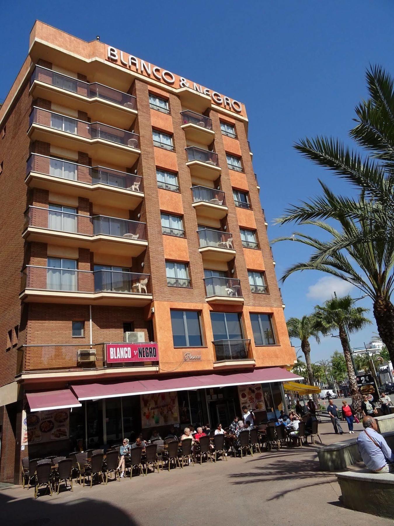 Blanco Y Negro Apartments Lloret de Mar Bagian luar foto