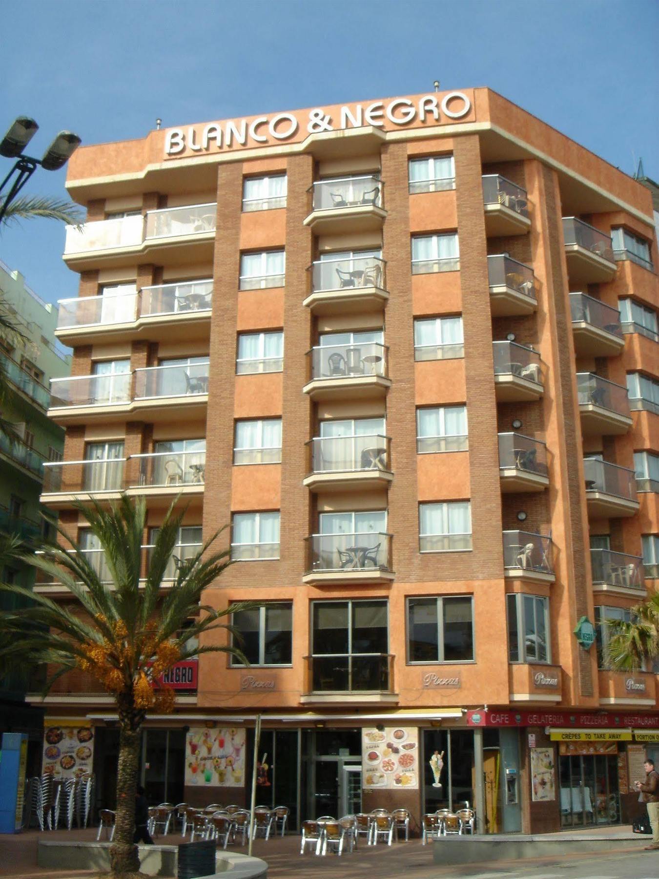 Blanco Y Negro Apartments Lloret de Mar Bagian luar foto